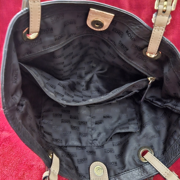 Michael Kors Jet Set Black Leather Tote - Picture 9 of 15